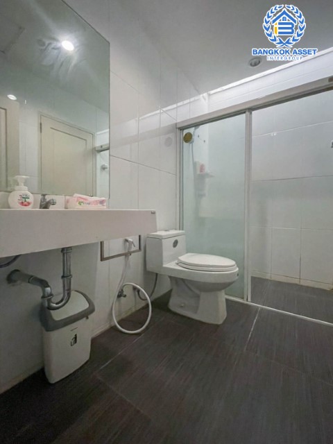 ทาวน์เฮ้าส์มือสองย่านกรุงเทพฯ ม.เนอวานา คลัสเตอร์ รามคำแหง เนื้อที่มากถึง 21.7 ตร.ว. ฟังก์ชัน 3 ห้องนอน 2 ห้องน้ำ 2 ที่จอดรถ บ้านสภาพสวย พร้อมอยู่ บนทำเลแห่งการเดินทาง ใกล้สนามบินสุวรรณภูมิ และรถไฟฟ้า (ในอนาคต) สายสีส้ม "สถานีราษฎร์พัฒนา"